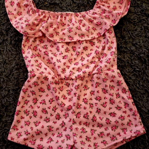 4 Adorable Rompers - Picture 9 of 9